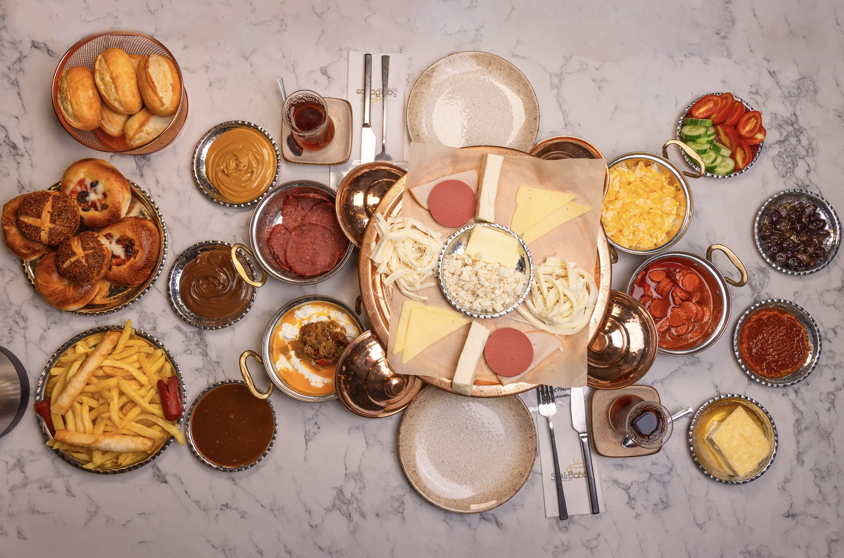 Bahçede Serpme Kahvaltı: Doğayla İç İçe Bir Pazar Sabahı