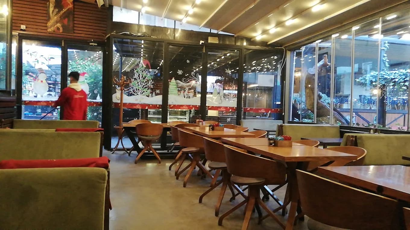 Saklı Bahçe bahçeli restoran atmosferi